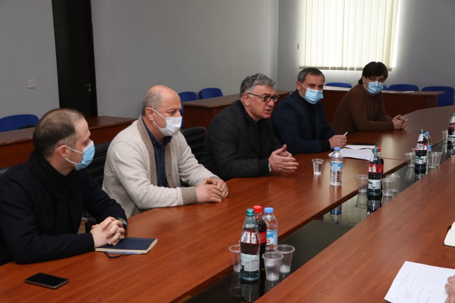 პარლამენტარმა ირაკლი ხახუბიამ სენაკში პირველი სამუშაო შეხვედრა გამართა