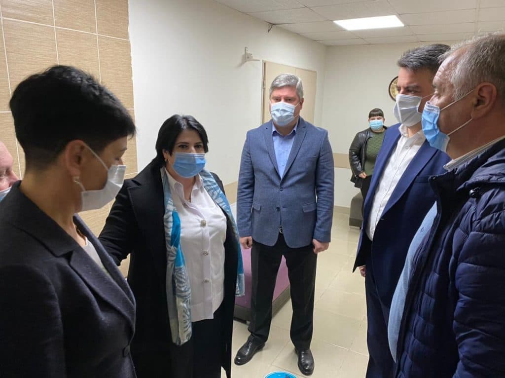 ზუგდიდში COVID-19-ის საწინააღმდეგო ვაქცინის აცრა დაიწყო - image 2