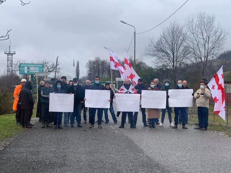 საბერიო-ფახულანის საოკუპაციო საზღვართან ოპოზიციური პარტიის წევრებმა და სამოქალაქო ატივისტებმა საპროტესტო აქცია გამართეს