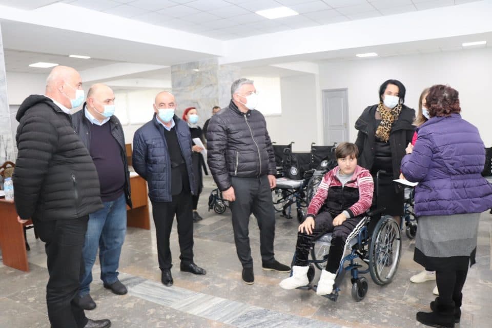 ხობში მცხოვრებ თოთხმეტ პირს ეტლები გადაეცა