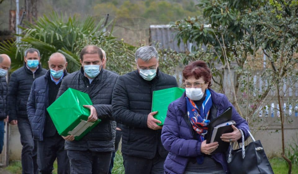 სენაკში მცხოვრებ შეზღუდული შესაძლებლობების მქონე სამ პირს გადასაადგილებელი ეტლები უსასყიდლოდ გადაეცა