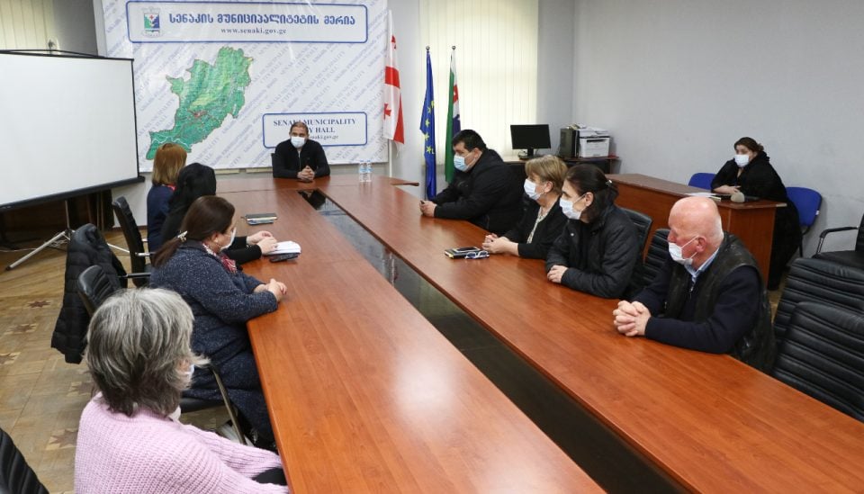 სენაკში, კორონავირუსის პრევენციული ღონისძიებების ფარგლებში სხდომა გაიმართა