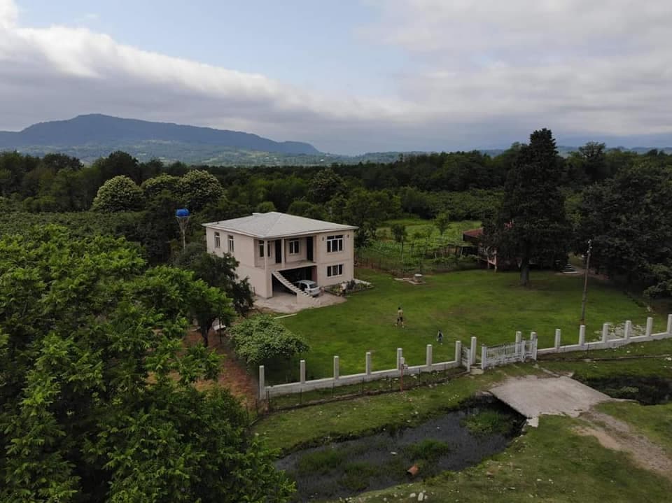 სამეგრელოს რეგიონში სოფლად სახლი უკვე 300-ზე მეტ დევნილ ოჯახს შეუსყიდეს