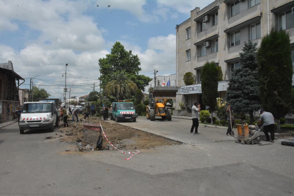 ზუგდიდში საოლქო პროკურატურის ღობის გარღვევა დაიწყო – წართმეული გზა ადგილობრივებს უბრუნდება - image 4