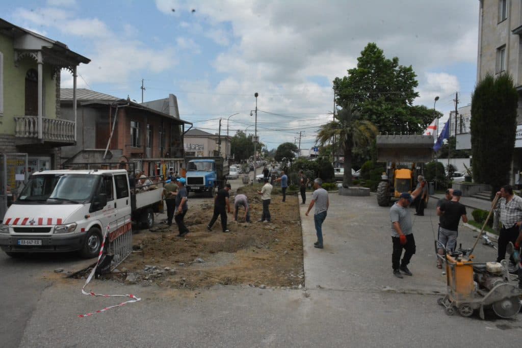 ზუგდიდში საოლქო პროკურატურის ღობის გარღვევა დაიწყო – წართმეული გზა ადგილობრივებს უბრუნდება - image 2