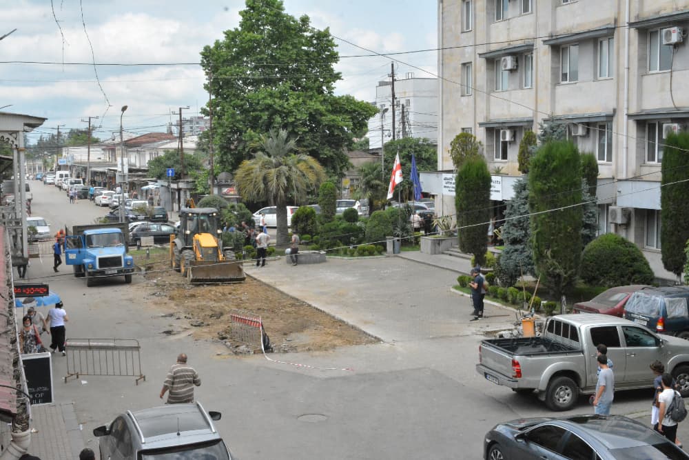 ზუგდიდში საოლქო პროკურატურის ღობის გარღვევა დაიწყო – წართმეული გზა ადგილობრივებს უბრუნდება - image 3