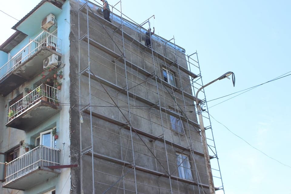 წალენჯიხაში, მრავალბინიანი საცხოვრებელი კორპუსების ფასადების რეაბილიტაცია აქტიურად მიმდინარეობს