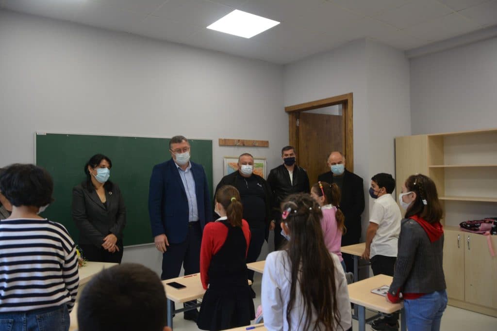 ჩხოროწყუს მერმა სასწავლო პროცესის განახლება ხაბუმეს სკოლის მოსწავლეებს მიულოცა - image 2