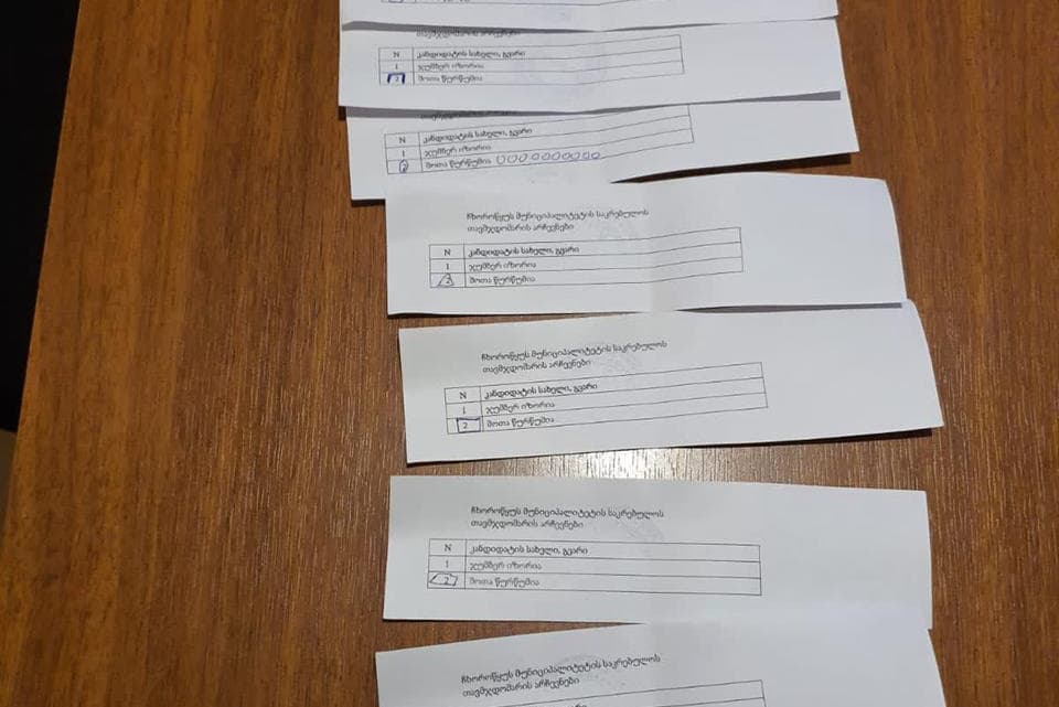ჩხოროწყუში “ნაციონალებმა” და გახარიას პარტიამ ერთმანეთი ბიულეტენების სხვადასხვა ფიგურების შემოხაზვით დააზღვიეს – თუმცა უშედეგოდ