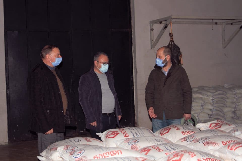 ზუგდიდის მერიამ მძიმე სოციალური და ეკონომიკური პირობების მქონე 413 ოჯახს პირველადი მოხმარების საკვები პროდუქტები გადასცა