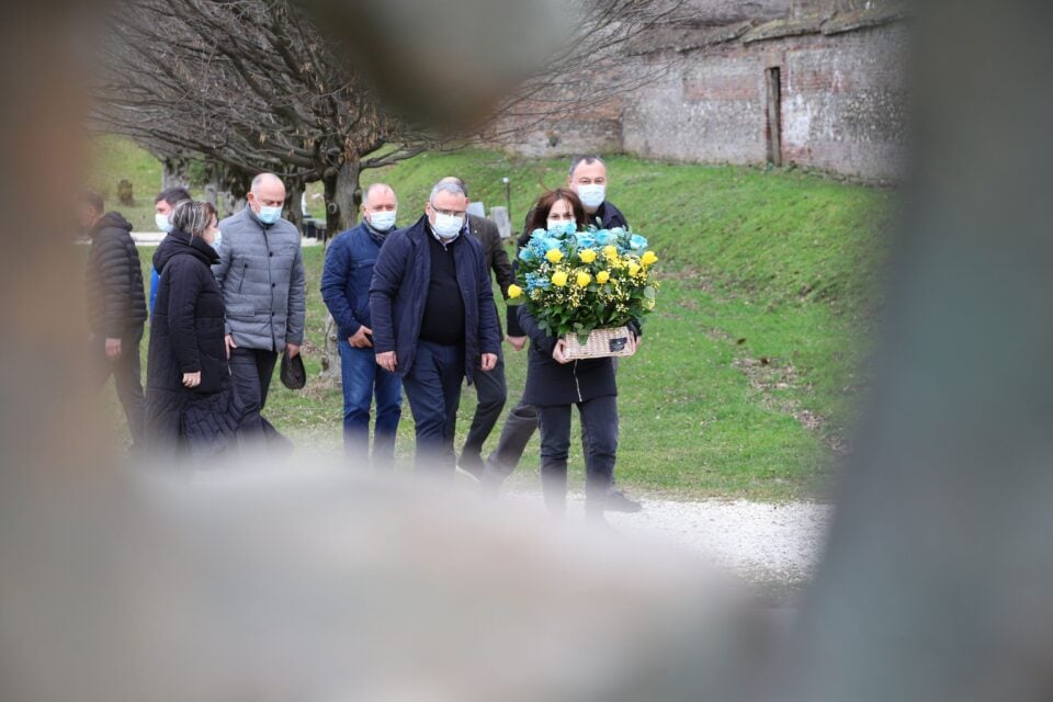 101 წელი საბჭოთა ოკუპაციიდან – აჯანყების დროს რეპრესირებულთა მემორიალი ზუგდიდში გვირგვინით შეამკეს