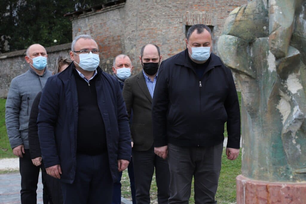 101 წელი საბჭოთა ოკუპაციიდან – აჯანყების დროს რეპრესირებულთა მემორიალი ზუგდიდში გვირგვინით შეამკეს - image 2