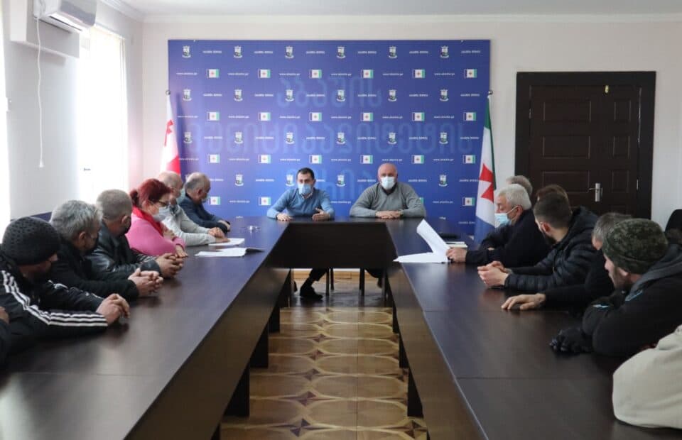 აბაშაში, სოციალურად დაუცველი პირების საზოგადოებრივ სამუშაოებზე დასაქმების პროგრამასთან დაკავშირებით, შეხვედრა გაიმართა