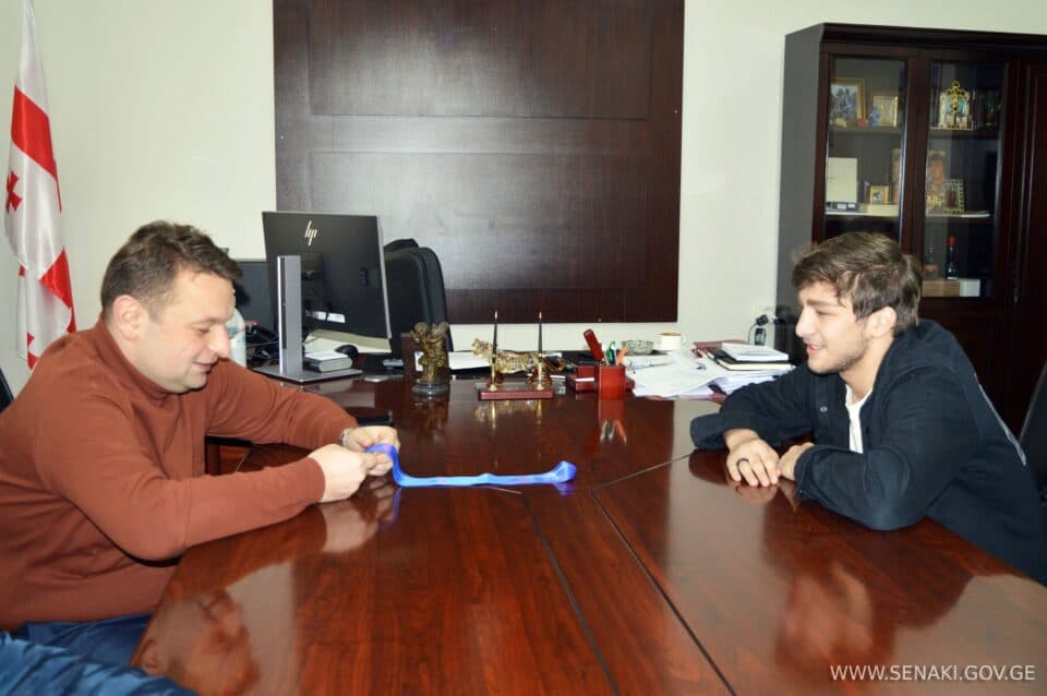 სენაკის მერია ევროპის ჩემპიონს, გიორგი ჩხიკვაძეს ფულად ჯილდოს გადასცემს