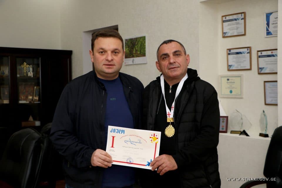 სენაკის მერმა ვეტერან სპორტსმენს საქართველოს ჩემპიონატზე მოპოვებული გამარჯვება მიულოცა