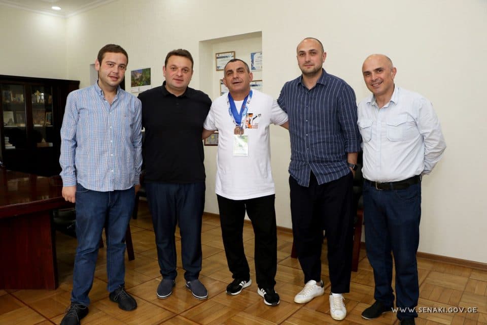 სენაკის მერმა ვეტერან სპორტსმენს ევროპის ჩემპიონატზე მოპოვებული გამარჯვება მიულოცა