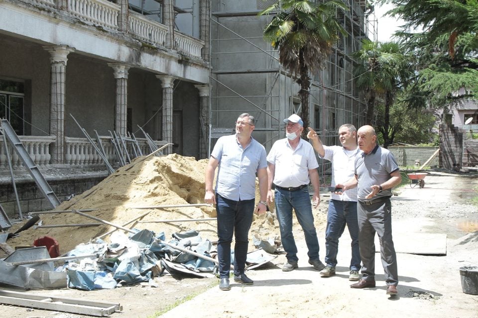ჩხოროწყუში კულტურის სახლის შენობის სრული რეაბილიტაცია მიმდინარეობს