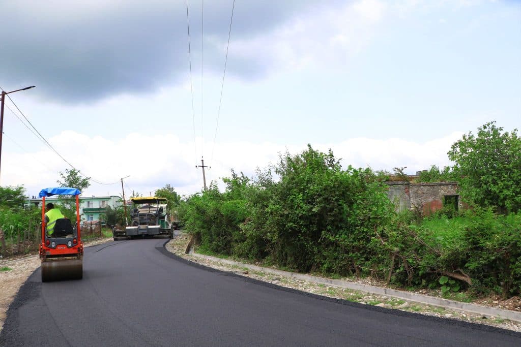 სენაკში ე.წ. სამხედრო ქალაქში ახალი საგზაო ინფრასტრუქტურა და სანიაღვრე სისტემა მოეწყო - image 3