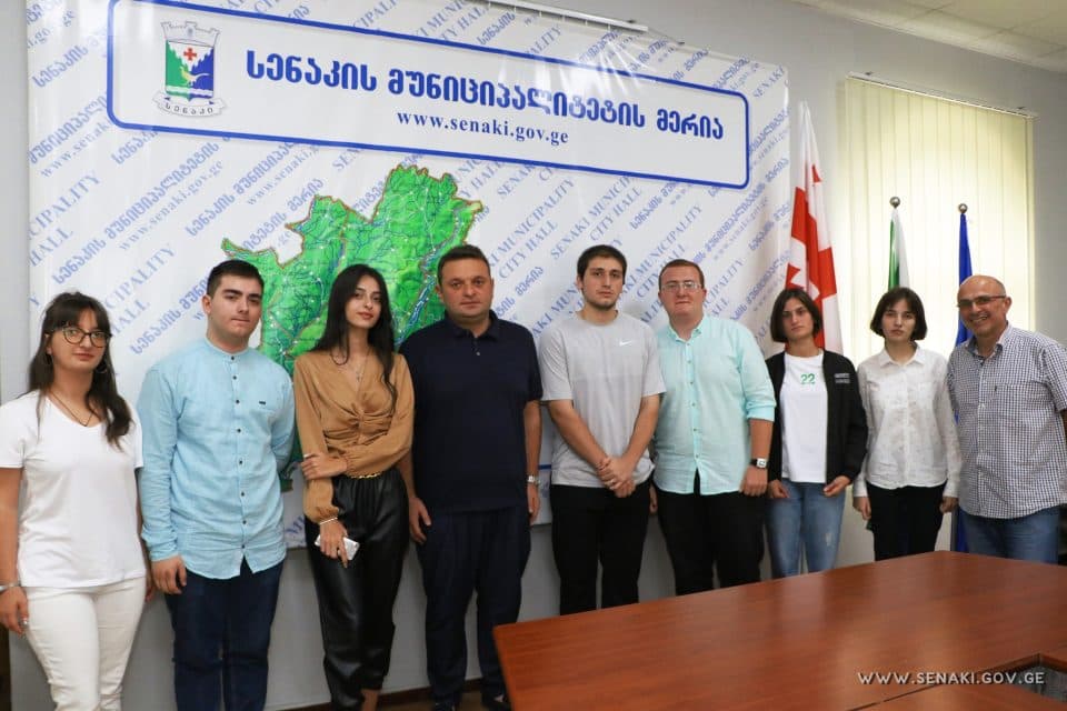 სენაკის მერმა 100%-იანი გრანტის მფლობელ სენაკელ კურსდამთავრებულებს ერთჯერადი ფულადი ჯილდოები გადასცა