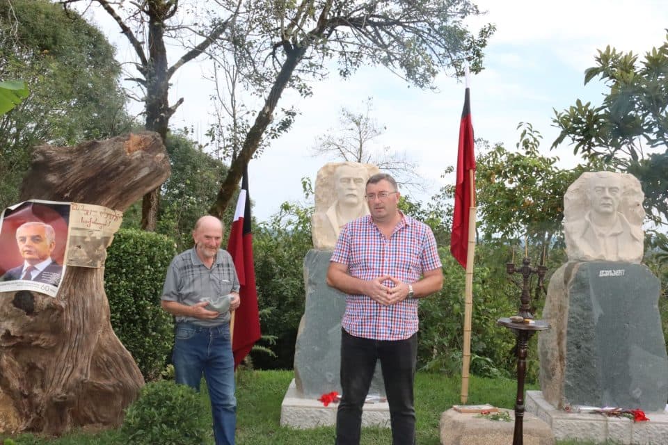 ხელოვანმა, ხალხური რეწვის ოსტატმა, დემურ ანთიამ საკუთარ ეზოში ზვიად გამსახურდიას და მერაბ კოსტავას ბიუსტები გახსნა