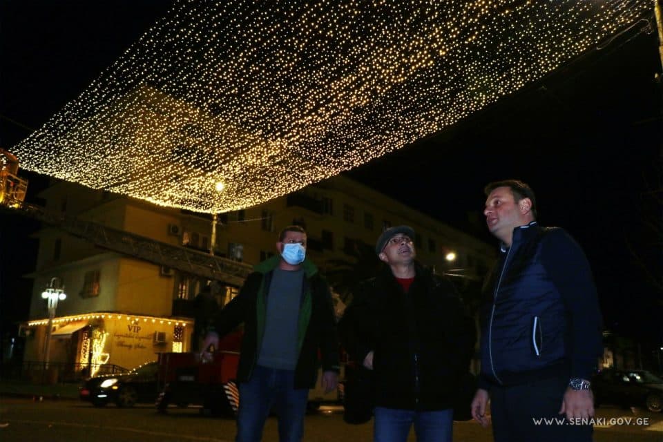სენაკში საახალწლო განათებების მინტაჟი მიმდინარეობს – მთავარი ნაძვის ხე 25 დეკემბერს აინთება