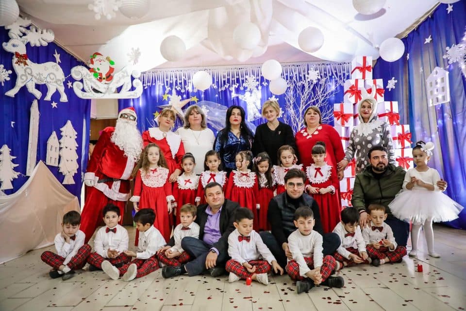 ფოთის საბავშვო ბაღების 1492 პატარა საახაწლო საჩუქრებს მიიღებს