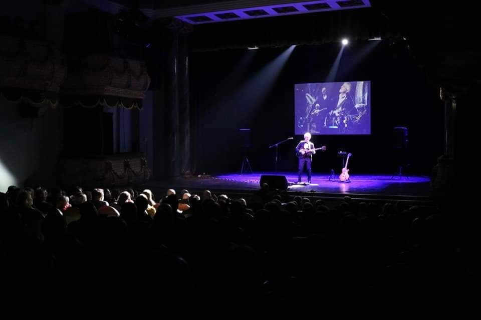 ვარსკვლავის გახსნის შემდეგ, თემურ ყვითელაშვილმა პირველი კონცერტი სენაკში გამართა