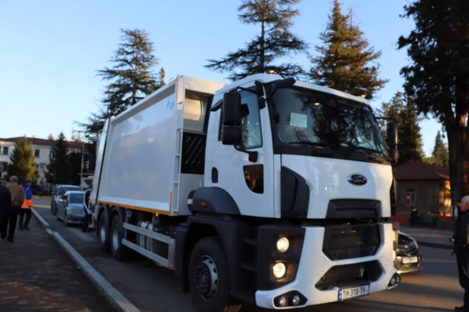 სამინისტრომ წალენჯიხას ახალი ნაგავმზიდი გადასცა