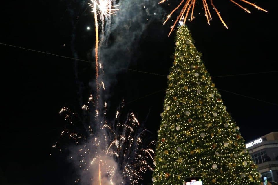 სენაკში, ქალაქის მთავარი ნაძვის ხე საზეიმოდ აინთო