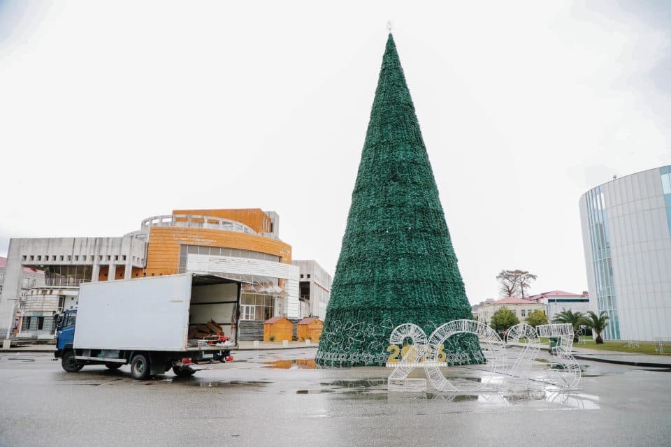 ფოთში საქართველოს პრემიერ-მინისტრის ინიციატივით და მთავრობის ადმინისტრაციის ორგანიზებით, დღეს საახალწლო ზეიმი გაიმართება
