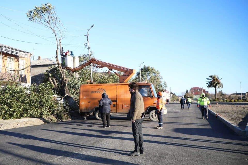 ფოთში ძლიერი ქარის გამო შესაბამისი სამსახურები საგანგებო რეჟიმში მუშაობენ