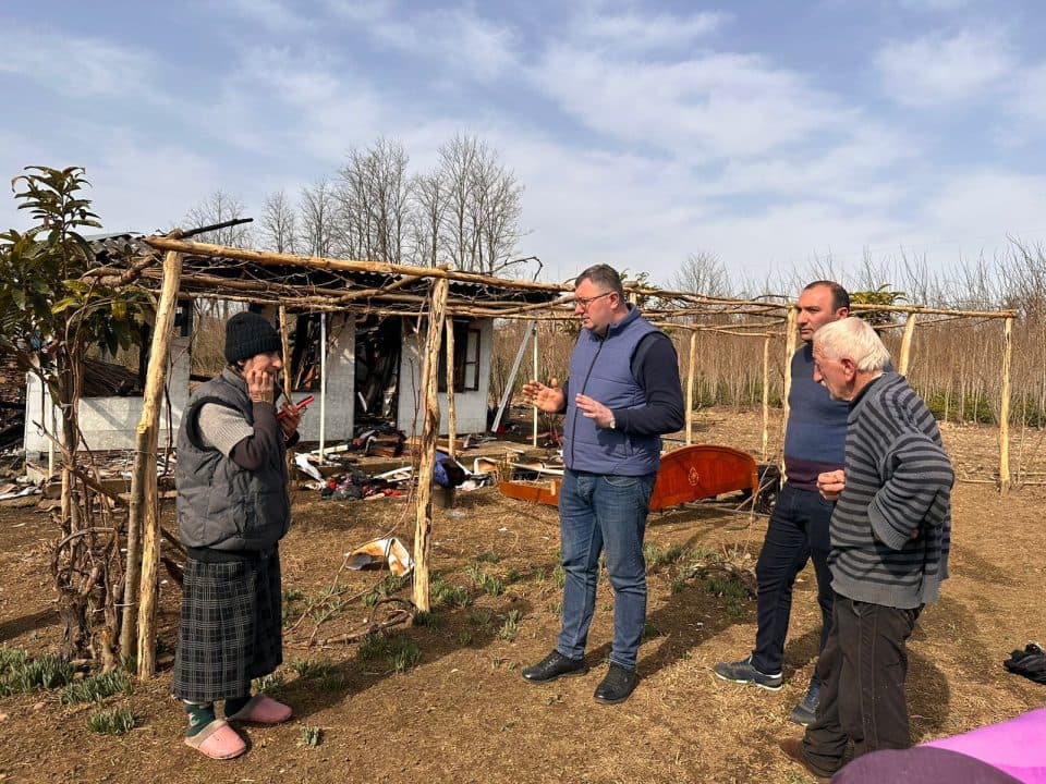 ჩხოროწყუში სოციალურად დაუცველ მოქალაქეს სახლი დაეწვა