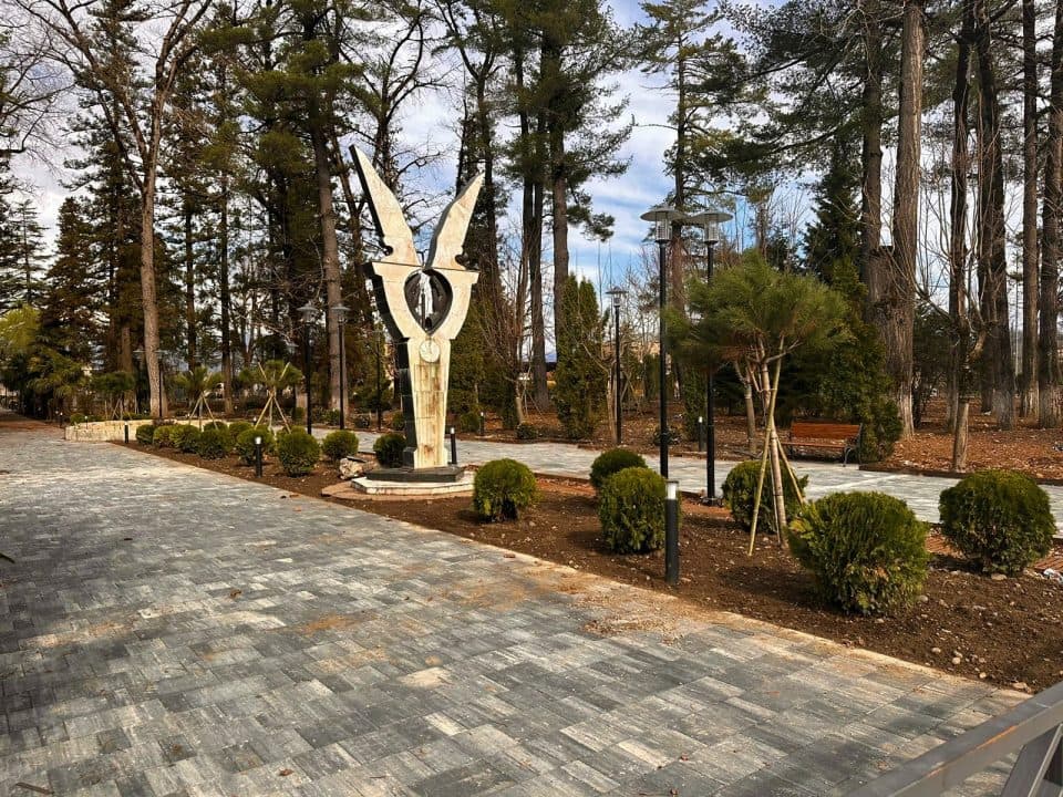 ჩხოროწყუს განახლებული ცენტრი – მიმდინარე სამუშაოებს მერი და გუნბერნატორის მოადგილე გაეცნენ