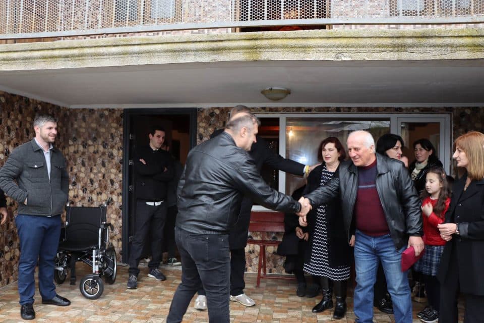 წალენჯიხაში სამ დევნილ ოჯახს საცხოვრებელი სახლი გადასცეს