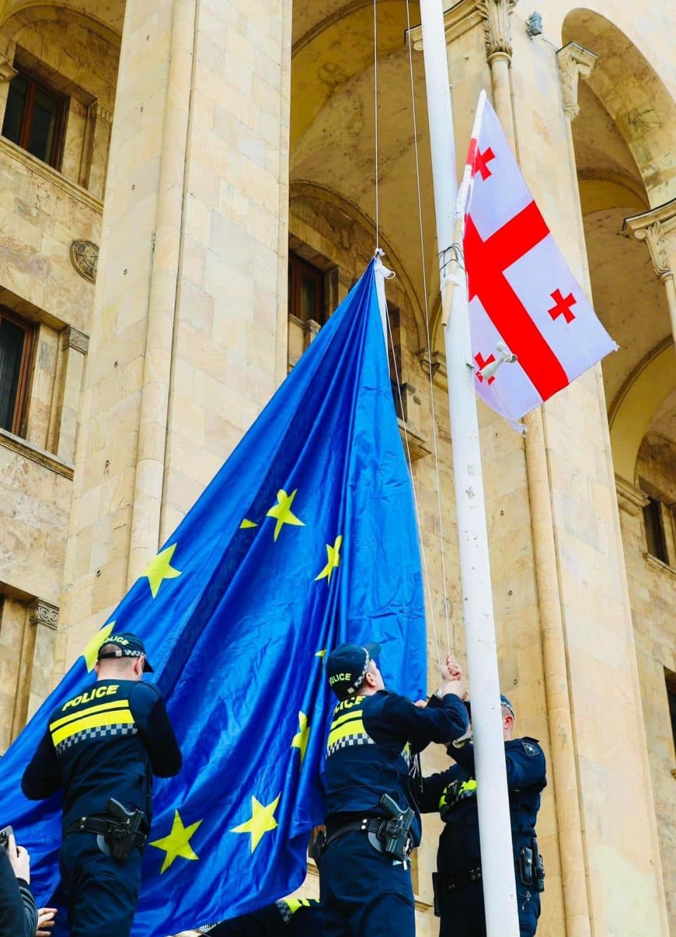 პარლამენტთან ევროკავშირის ახალი დროშა ჩამოკიდეს