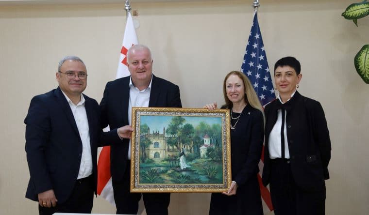 დეგნანს გუბერნატორმა და მერმა დადიანების ნახატი აჩუქეს