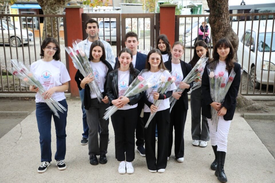 ფოთის ახალგაზრდული საბჭოს წევრებმა მასწავლებლებს პროფესიული დღე სამუშაო გარემოში მიულოცეს