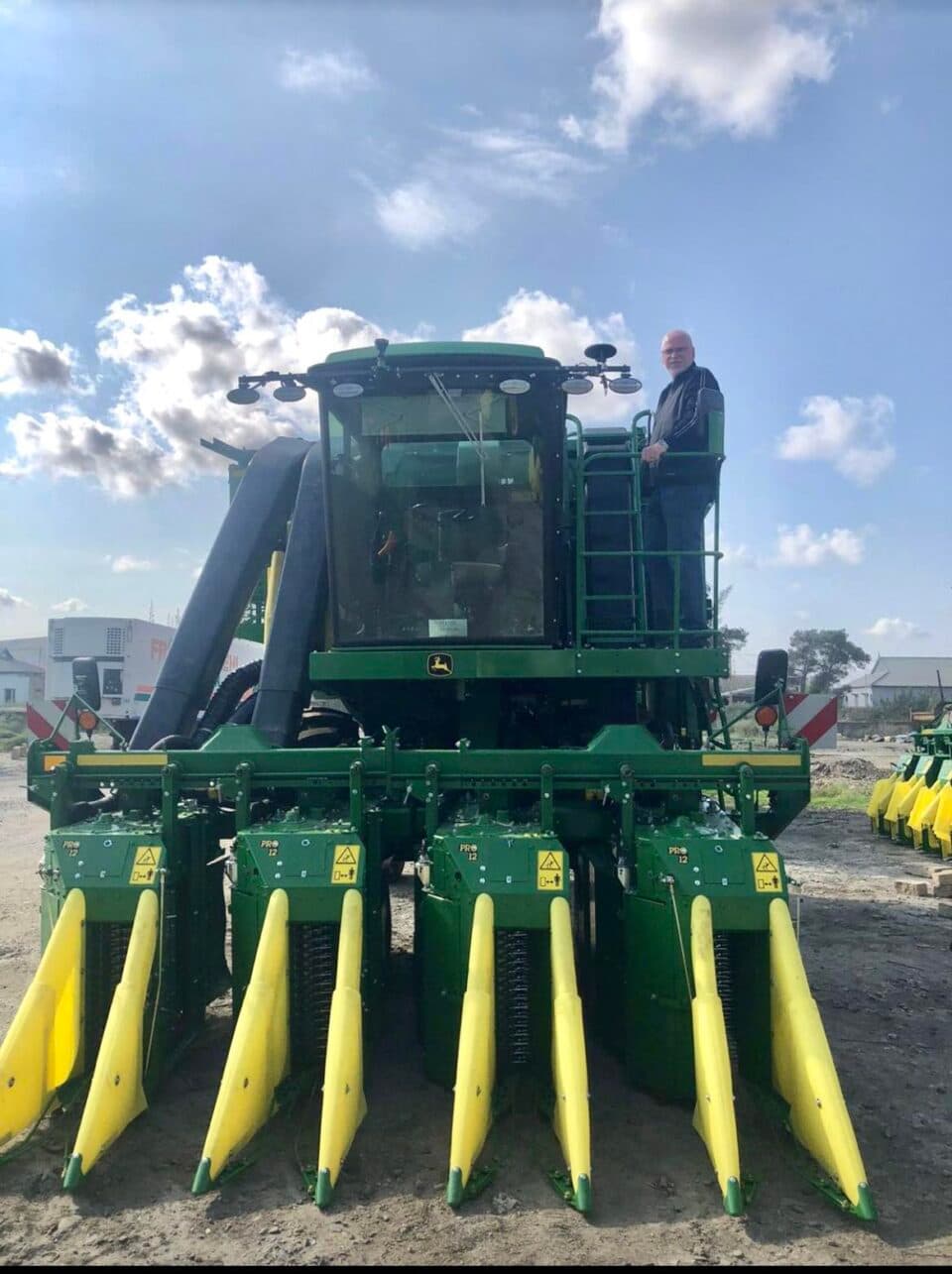 „აგრომოტორსი“-ს ხელმძღვანელი აზერბაიჯანის სოფლის მეურნეობის სამინისტროსთვის მიწოდებული John Deere-ს ბამბის ამღები კომბაინის აწყობის პროცესს ადგილზე ეცნობა