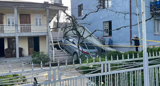 წალენჯიხაში ავტომობილი საცხოვრებელ სახლში შევარდა