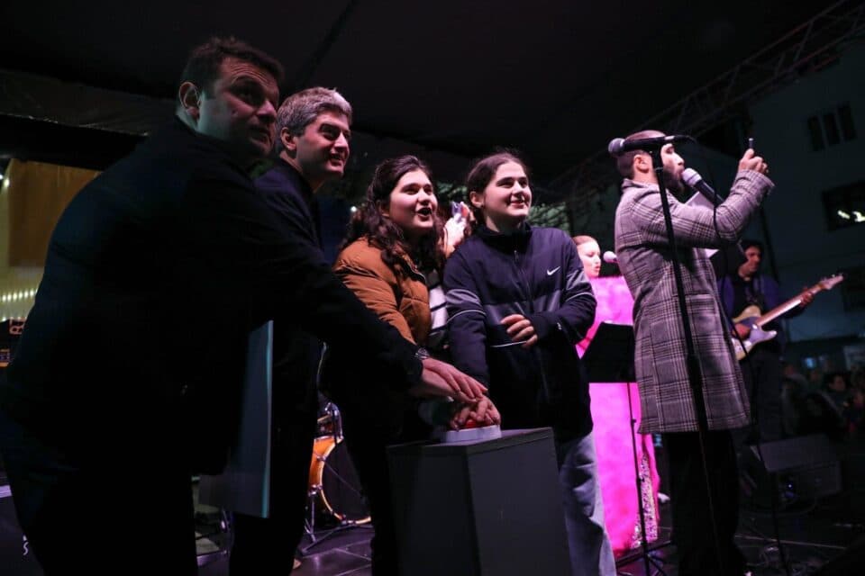 საქართველოში პირველად სენაკში ნაძვის ხე საერთო, სახალხო გათამაშებაში გამარჯვებულმა აანთო