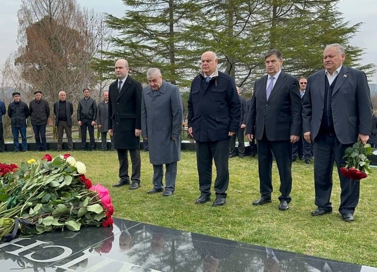 არძიმბას გარდაცვალების და ბაღაფშის დაბადების დღის აღსანიშნავად აფხაზეთში ,,დელეგაცია“ ჩავიდა