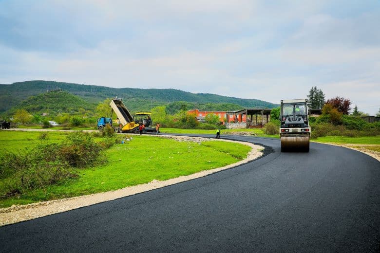 სენაკში შხეფის უბანში გზის ასფალტირების სამუშაოები მიმდინარეობს - image 2