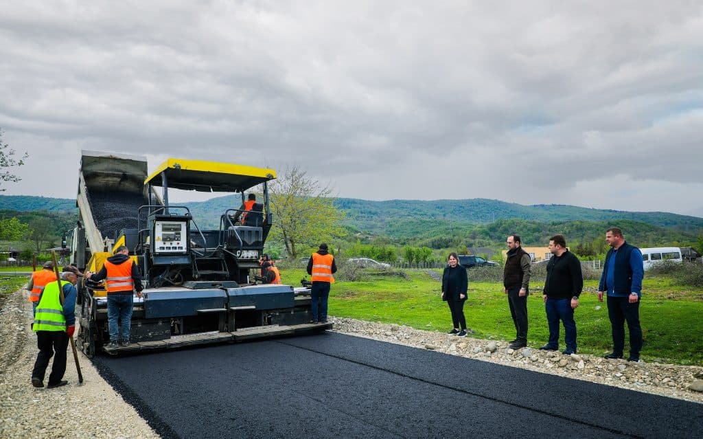 სენაკში შხეფის უბანში გზის ასფალტირების სამუშაოები მიმდინარეობს - image 4