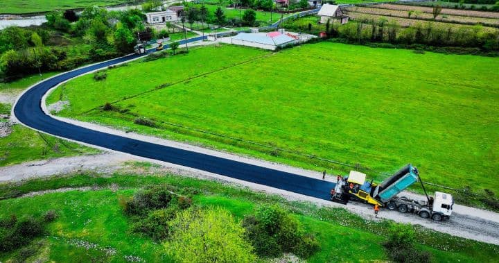 სენაკში შხეფის უბანში გზის ასფალტირების სამუშაოები მიმდინარეობს