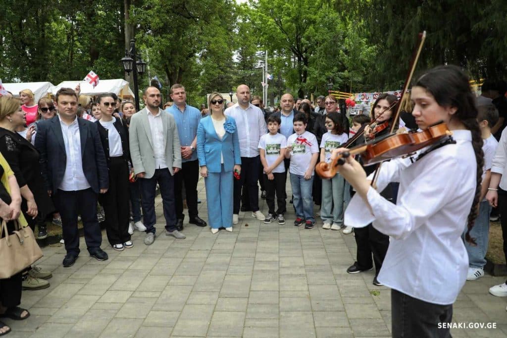სენაკში, 26 მაისი, მრავალფეროვანი საზეიმო ღონისძიებებით აღინიშნა - image 3