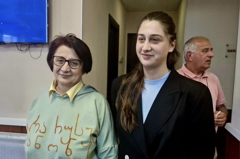 მაია კალანდია და მარიამ სიჭინავა გაათავისუფლეს – სასამართლო 13 მაისს ჩაინიშნა