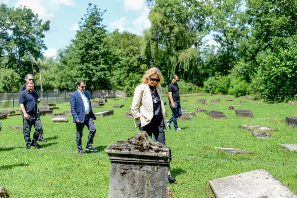 ისრაელის ელჩმა აბაშაში ებრაული სასაფლაო მოინახულა