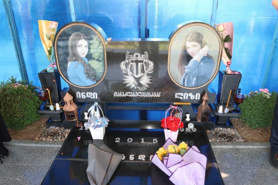 ხობის მერმა 13 ივნისს დაღუპული ინდირა და ლიზი ზარანდიების საფლავი გვირგვინით შეამკო