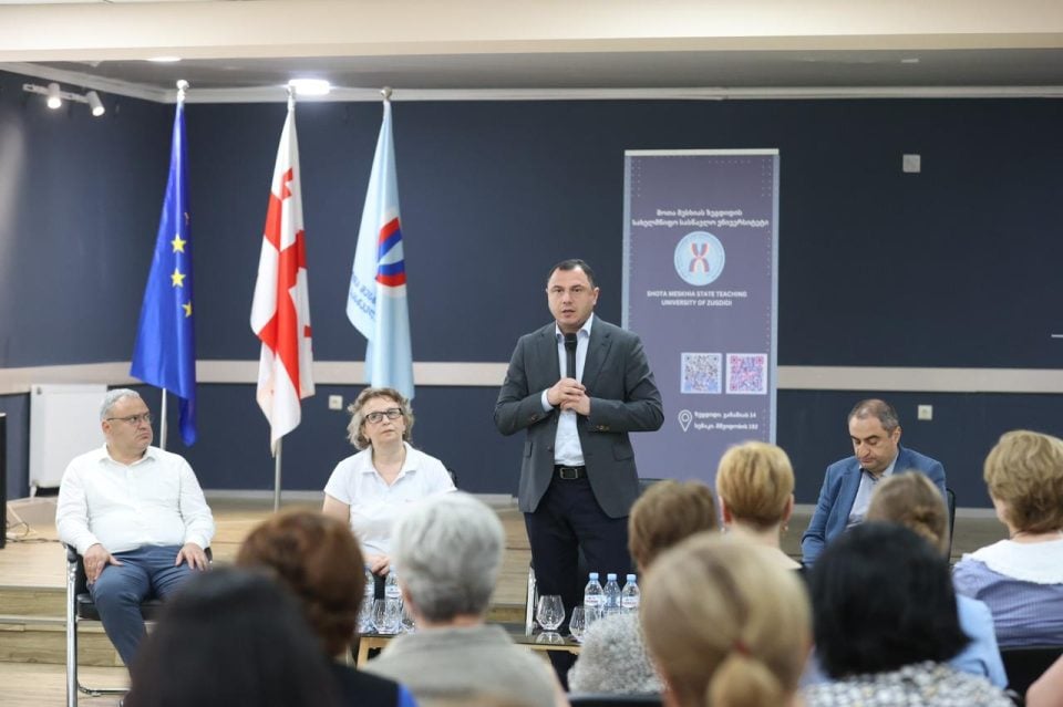 განათლების მინისტრი მესხიას უნივერსიტეტში აკადემიურ პერსონალს და სტუდენტებს შეხვდა