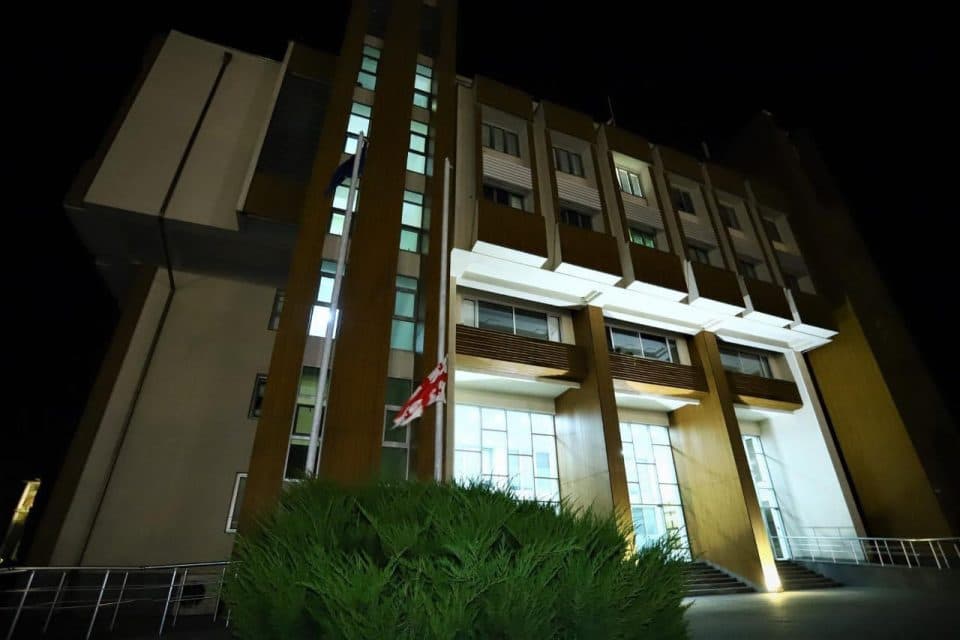 ომის დაწყების დღესათან დაკავშირებით სახელმწიფო დროშები დაშვებულია